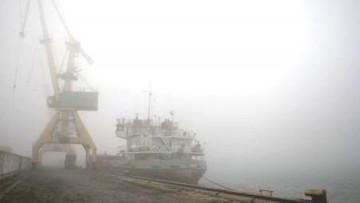 Manevrele în porturi, suspendate din cauza ceţii
